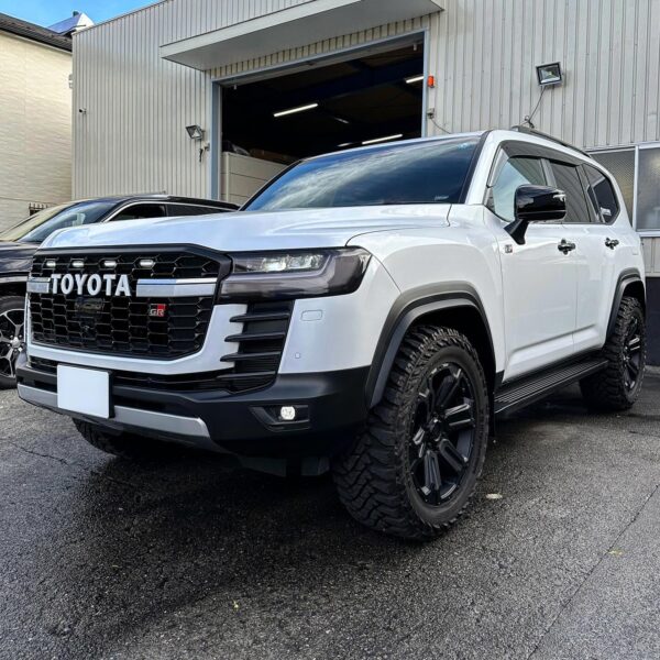 「トヨタ ランドクルーザー300 GRスポーツ」LEDグリルマーカー取付