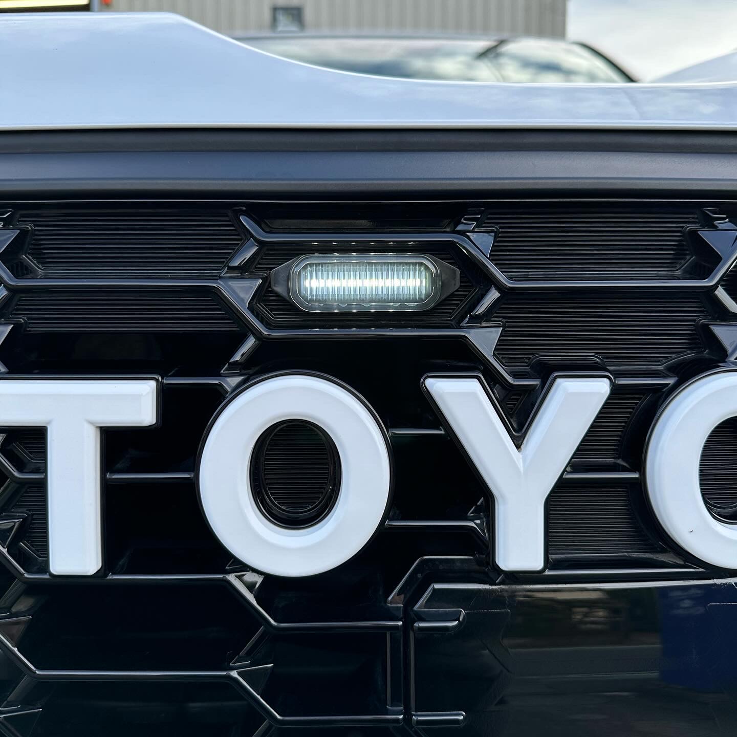 ランクル300 GR グリル　マーカー付き トヨタ ランドクルーザー300 GRスポーツ ランクル LEDグリルマーカー