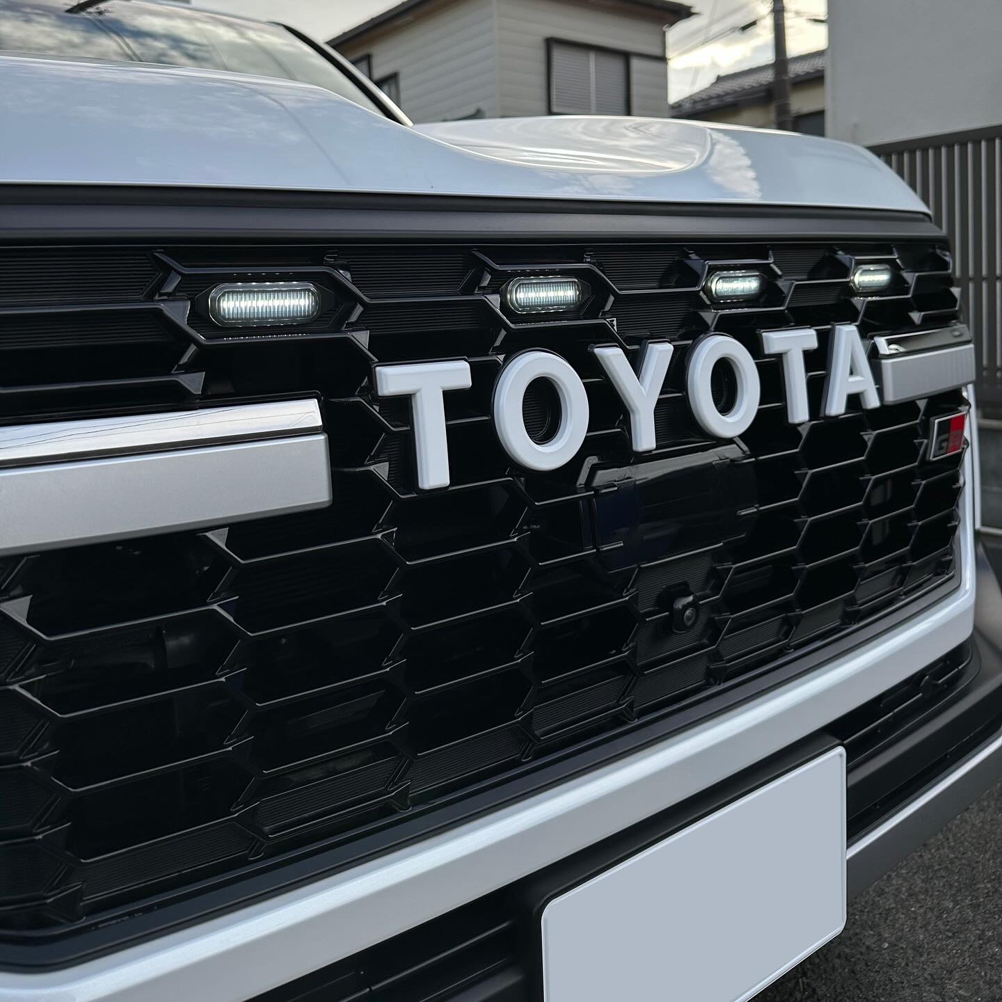 ランクル300 GR グリル　マーカー付き トヨタ ランドクルーザー300 GRスポーツ ランクル LEDグリル