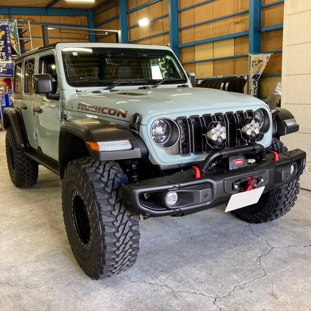 「ジープ JL ラングラー」マフラー中間パイプ交換/サイドロ…