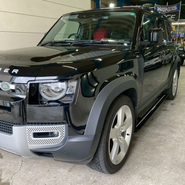 「ランドローバー ディフェンダー110」電動サイドステップ取付／フェンダーモール交換