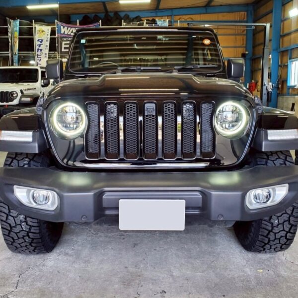 「ジープ JL ラングラー」イカリング付きヘッドライト交換／フォグハーネスカバー取付etc