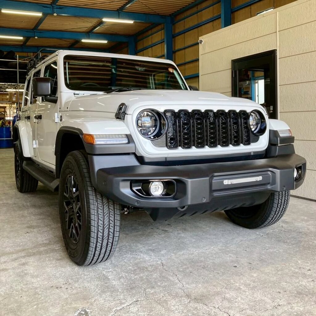 「ジープ JL ラングラー」ルーフラック取付/フロントグリル…