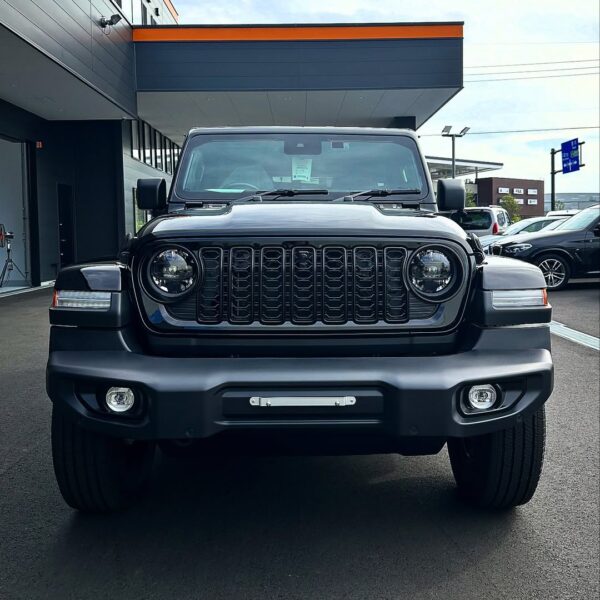 「ジープ JL ラングラー」スカッフプレート取付／エンブレム塗装etc