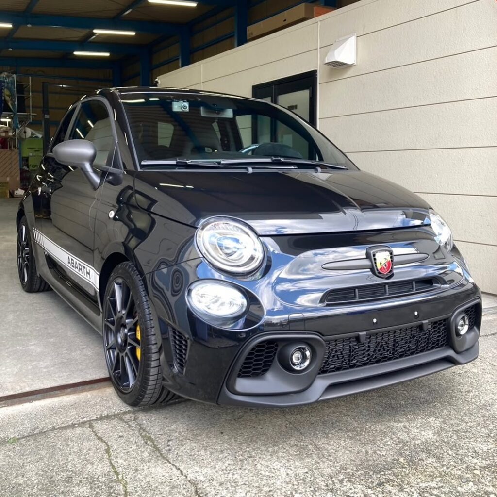 「アバルト 695」サイドデカール貼り付け/ボディガラスコー…