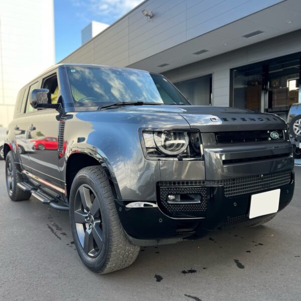 「ランドローバー ディフェンダー 110」グロスブラック塗装