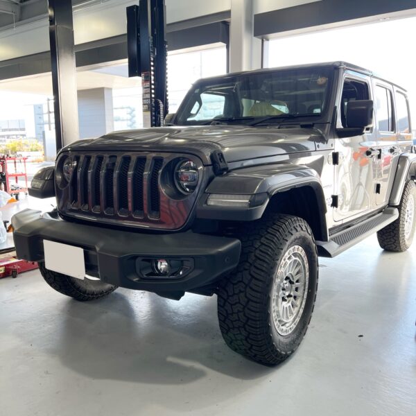 「ジープ JL ラングラー」リフトアップキット取付／ラテラルロッド前後取付