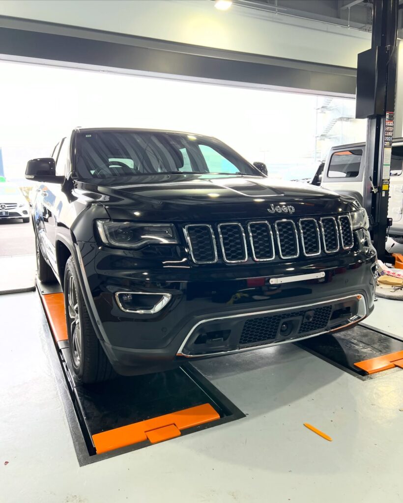 「ジープ グランドチェロキー」エンブレム交換/ヒッチメンバー…