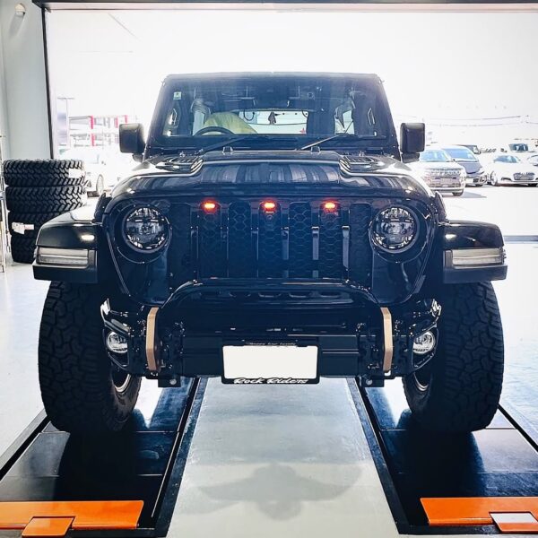 「ジープ JL ラングラー」グリルマーカー取付／フロントバンパー交換＆塗装