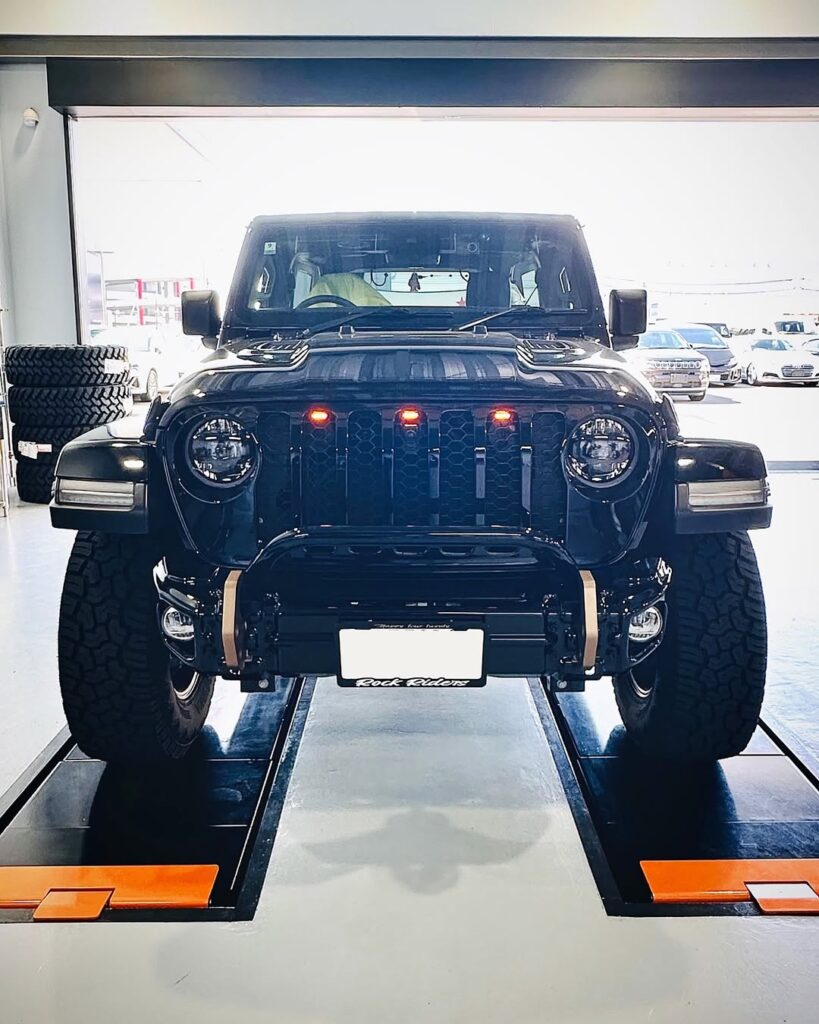 「ジープ JL ラングラー」グリルマーカー取付/フロントバン…