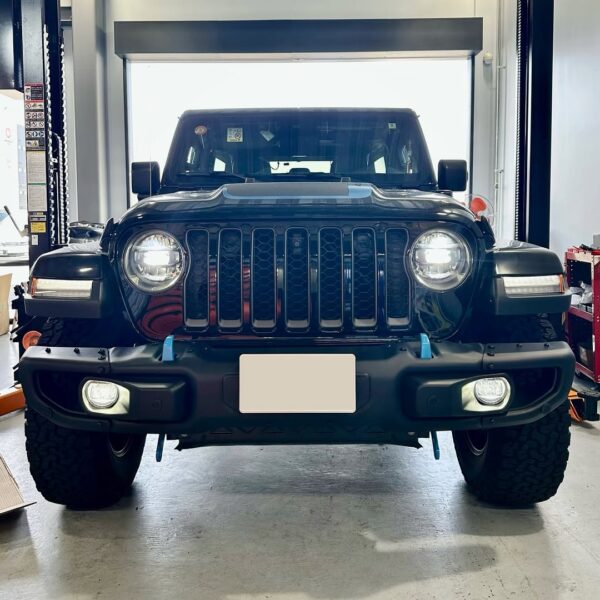 「ジープ JL ラングラー」アルミフロントバンパー交換／フロント牽引フック塗装