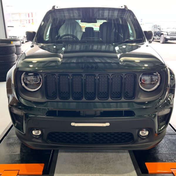 「ジープ レネゲード」Jeep純正ディスプレイ型ドラレコ前後取付／ボディガラスコーティング施工