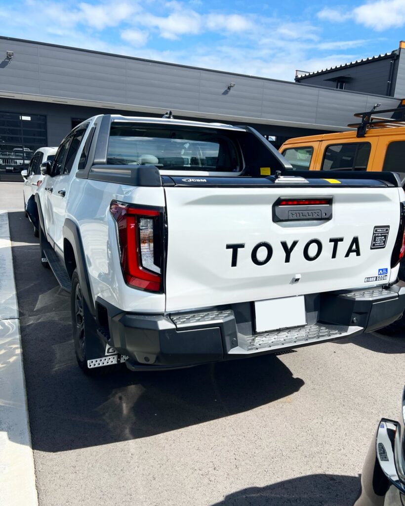 「トヨタ ハイラックス」トノカバー取付